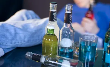 Человек в комнате с большим количеством алкоголя